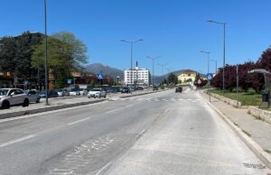 Un anziano a piedi via Corrado IV L'Aquila