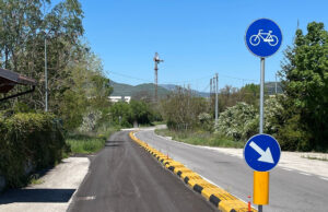 Uova e galline pista ciclabile interrotta