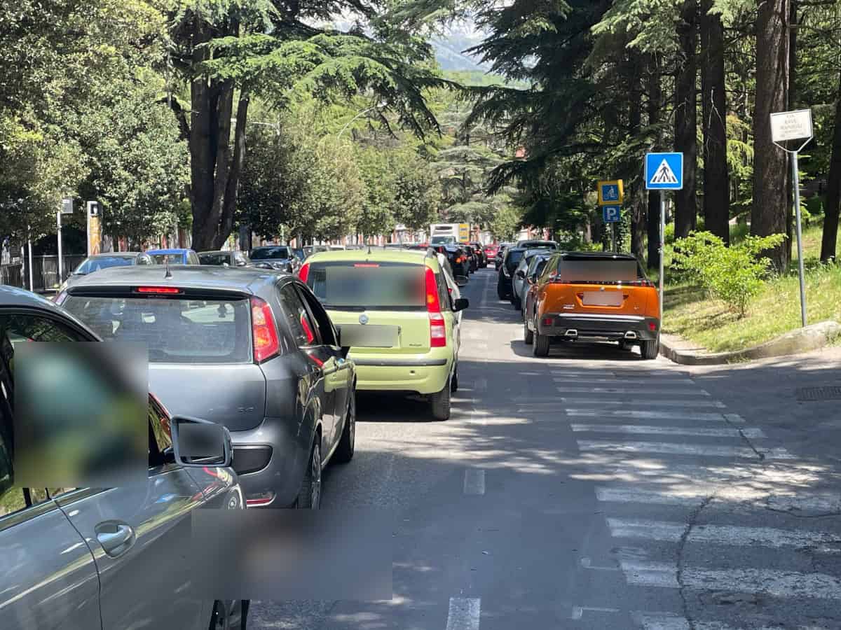 2026-05-09-viale-Gran-Sasso-corsia-ciclabile-BLOG traffico sulla corsia ciclabile a L'Aquila