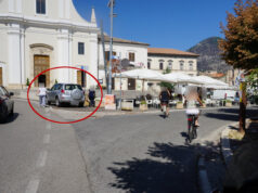 Cinquanta metri a piedi parcheggio selvaggio pericolo per i pedoni