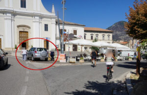 Cinquanta metri a piedi parcheggio selvaggio pericolo per i pedoni