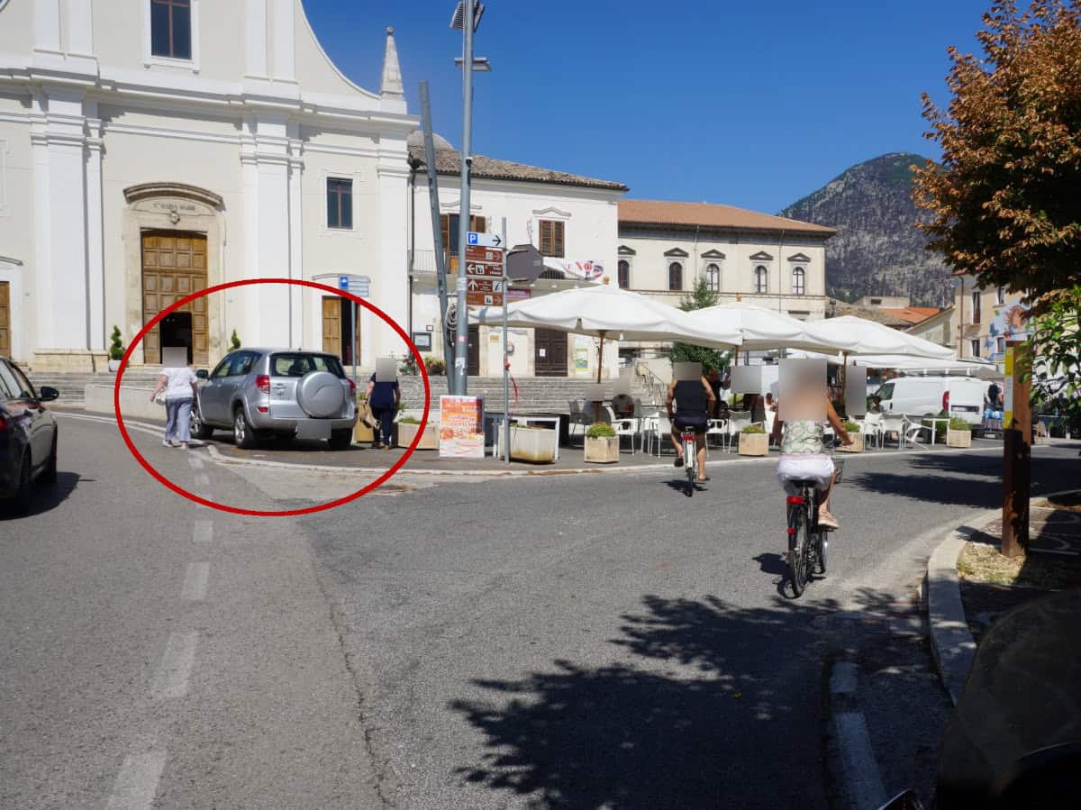parcheggi parcheggio selvaggio pericolo per i pedoni
