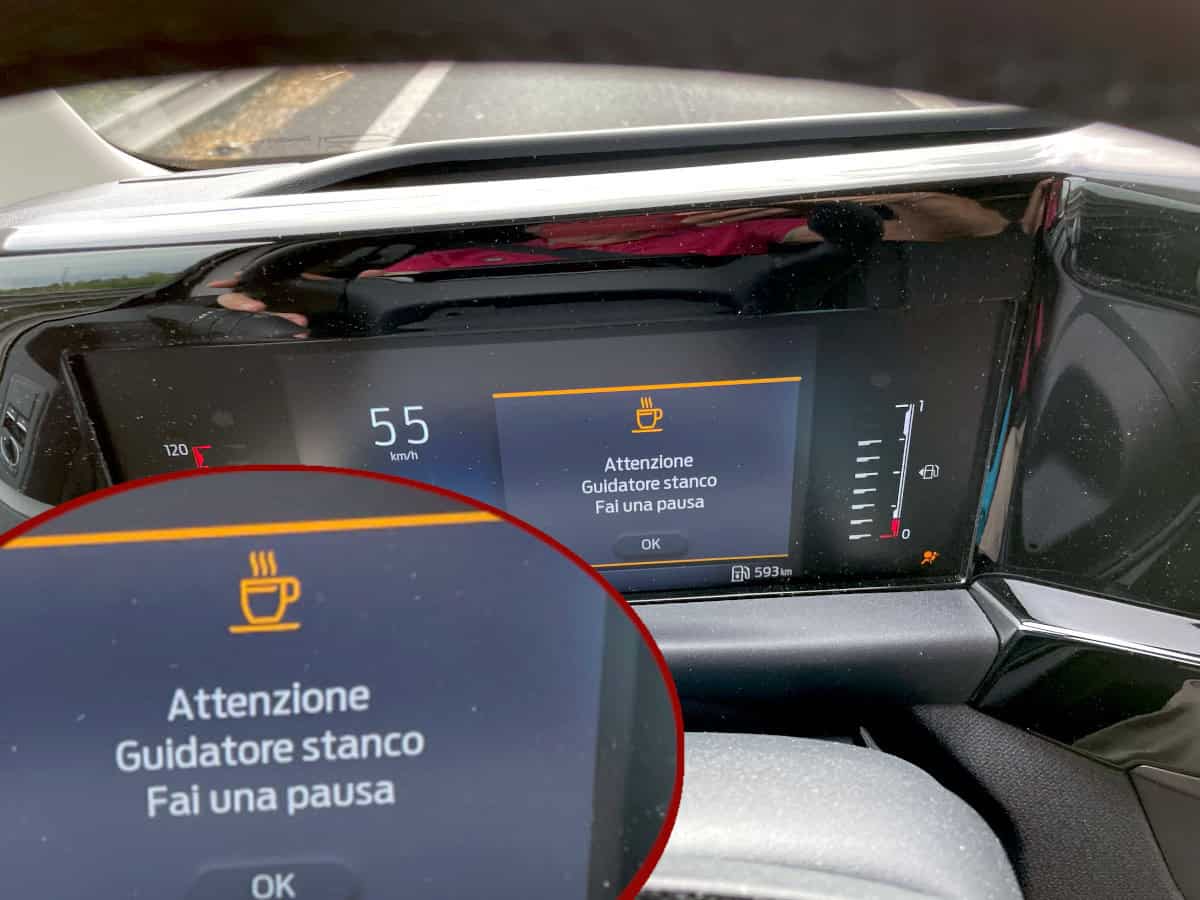 Ford-Turneo-cruscotto-guidatore-stanco-03 Messaggio sul cruscotto che consiglia una pausa dopo quindici minuti di guida